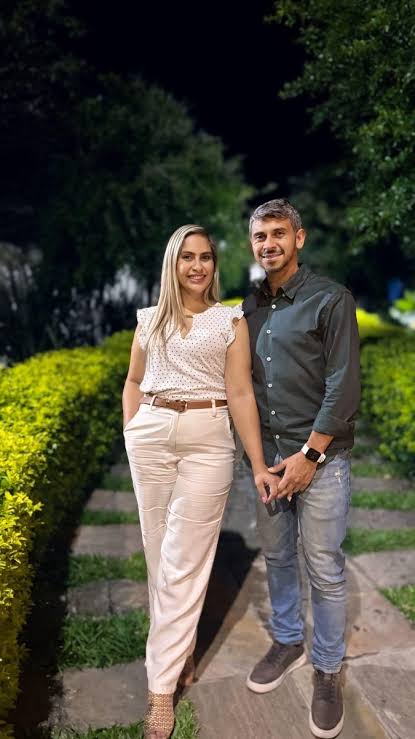 Carlos e Fernanda juntos em um jardim